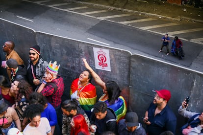  El desfile exigió la movilización de 2.000 policías y 254 patrullas para garantizar la seguridad. En la foto, dos personas en condición de calle reaccionan a la marcha.