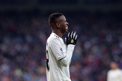 El delantero brasileño del Real Madrid, Vinícius Júnior, durante el partido ante el Sevilla en el estadio Santiago Bernabéu.