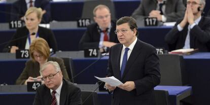 El presidente de la Comisión Europea, Jose Manuel Durao Barroso (d), se dirige al Parlamento Europea, el 16 de abril de 2013.