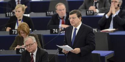 El presidente de la Comisi&oacute;n Europea, Jose Manuel Durao Barroso (d), se dirige al Parlamento Europea, el 16 de abril de 2013.