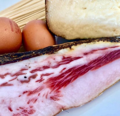 INGREDIENTES DE LA CARBONARA, LA PASTA, EL GUANCIALE, QUESO PECORINO Y HUEVOS / CAPEL