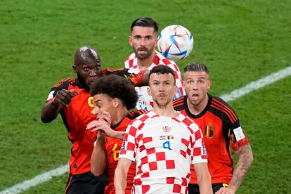 El croata Ivan Perisic (delante) pelea un balón aéreo con los belgas  Romelu Lukaku (izquierda), Axel Witsel (detrás) y Toby Alderweireld (derecha) durante el partido entre Bélgica y Croacia de hoy. 