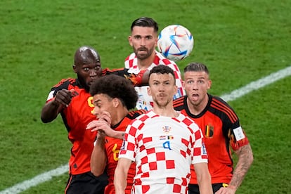 El croata Ivan Perisic (delante) pelea un balón aéreo con los belgas  Romelu Lukaku (izquierda), Axel Witsel (detrás) y Toby Alderweireld (derecha) durante el partido entre Bélgica y Croacia de hoy. 