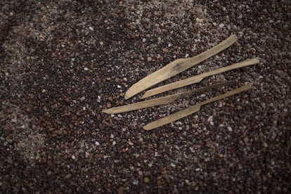 As facas de madeira, feitas à mão, são usadas para remexer as pedras em busca de diamantes.