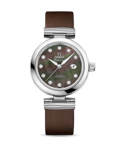 En 1955 Omega revolucionaba el mundo de la relojería femenina lanzando Ladymatic. Un reloj de pulsera automático pensado especialmente para ella. Su reducido tamaño se convirtió de inmediato en la pieza favorita de las mujeres que podían permitírselo. Medio siglo después la firma recuperó esta referencia actualizando su diseño pero manteniendo su esencia. La atemporalidad sigue siendo uno de los puntos fuertes de su diseño y la máxima calidad de sus materiales su seña de identidad. Dos motivos para hacer de él uno de esos modelos en los que invertir.