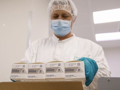 Un trabajador maneja cajas de Copaxone en una línea de envasado en la fábrica de Teva, en Kfar-saba (Israel).