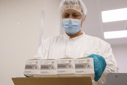 Un trabajador maneja cajas de Copaxone en una línea de envasado en la fábrica de Teva, en Kfar-saba (Israel).