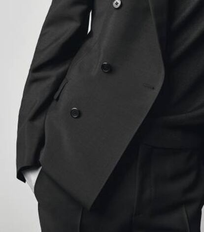 Usted elige cuántos botones (dos o tres) quiere en la chaqueta. Encontrará tres cortes para elegir.