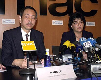 La presidenta de la sección española de Amnistía Internacional y el ex preso de conciencia chino Wang Ce, en la presentación hoy del Informe anual 2002 de AI.