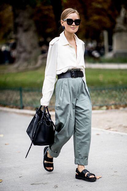 El pantalón de vestir esta temporada es oversize, de tiro alto y se lleva con el bajo ligeramente arremangado. Las que más saben de moda lo eligen en verde monte o tonos tierra. Este look demuestra que no necesita más que una blusa sencilla para convertirse en el comodín de la temporada.