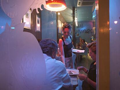 El comedor del restaurante Azul Profundo, visto desde la plaza de Chueca, en el centro de Madrid.