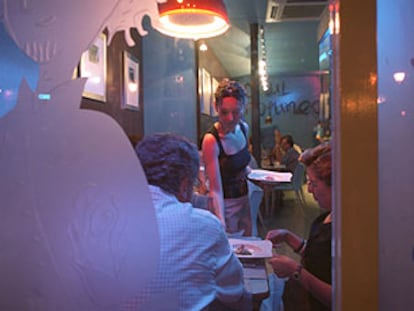 El comedor del restaurante Azul Profundo, visto desde la plaza de Chueca, en el centro de Madrid.