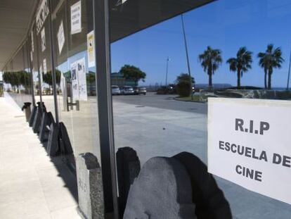 La entrada de la Escuela de Ciudad de la Luz rebosa de carteles de protesta