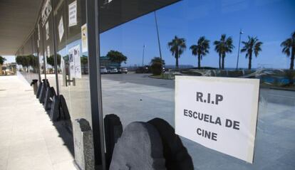 La entrada de la Escuela de Ciudad de la Luz rebosa de carteles de protesta