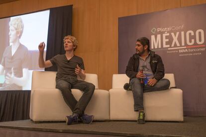 Patrick Collison (izquierda), fundador de Stripe, y Christian Van der Henst, fundador de Platzi.