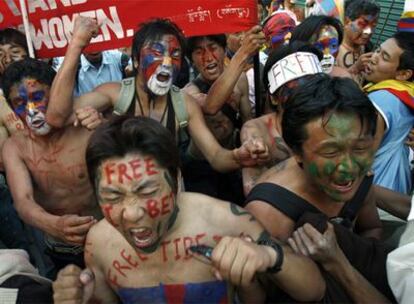 Tibetanos en el exilio protestan contra China y exigen libertad para el Tíbet ayer en Dharamsala.