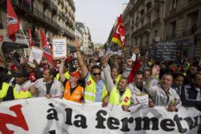 Trabajadores de la planta de Aulnay-sous-Bois del grupo automovilístico francés PSA Peugeot Citroen durante una manifestación contra el cierre de la factoría anunciado por la empresa, en París, Francia. EFE/Archivo