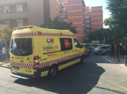 Los servicios del SUMMA 112 en Móstoles, donde ha fallecido un hombre de 46 años por varios impactos por arma de fuego.