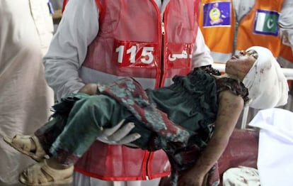 El cuerpo de una ni&ntilde;a es trasladado en un hospital local de Peshawar, Pakist&aacute;n, tras la explosi&oacute;n de una bomba activada por control remoto.