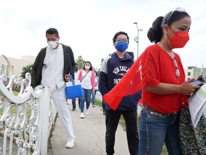 Menores amparados acuden a vacunarse contra la covid-19, en compañía de sus padres en el Estado de Oaxaca.