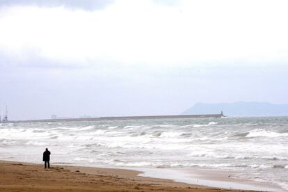 La playa de Miramar tras las lluvias que han alcanzado 45 litros por metro cuadrado en menos de una hora. 