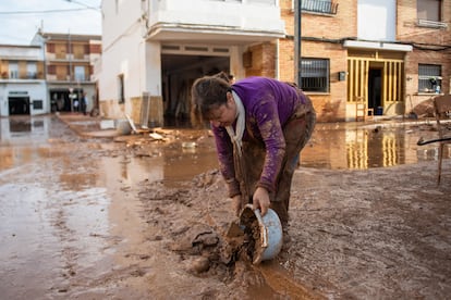 Una mujer durante las labores de limpieza, este jueves en Utiel, Valencia.