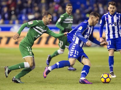 Theo Hernández se zafa de Víctor Díaz en el Alavés-Leganés.