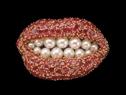 <i>Labios de rubí,</i> <b>broche diseñado por Dalí.