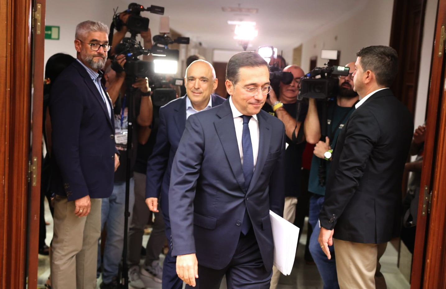 Última hora de la entrada de inmigrantes a Ceuta, en directo | Albares elogia la “comunicación con Marruecos” desde el primer momento