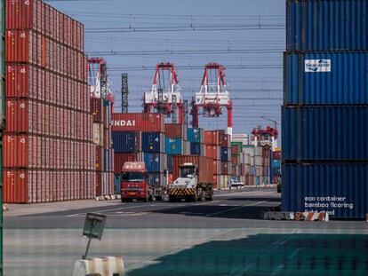 Camiones moviendo contenedores en el puerto de Shanghai
