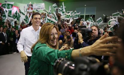 Susana Díaz, candidata del PSOE a la presidencia de la Junta de Andalucía, saluda a los simpatizantes a su llegada al mitin. Detrás, Pedro Sánchez, secretario general del PSOE.