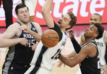 Pau Gasol, en acción ante Buddy Hield y Jack Cooley. 