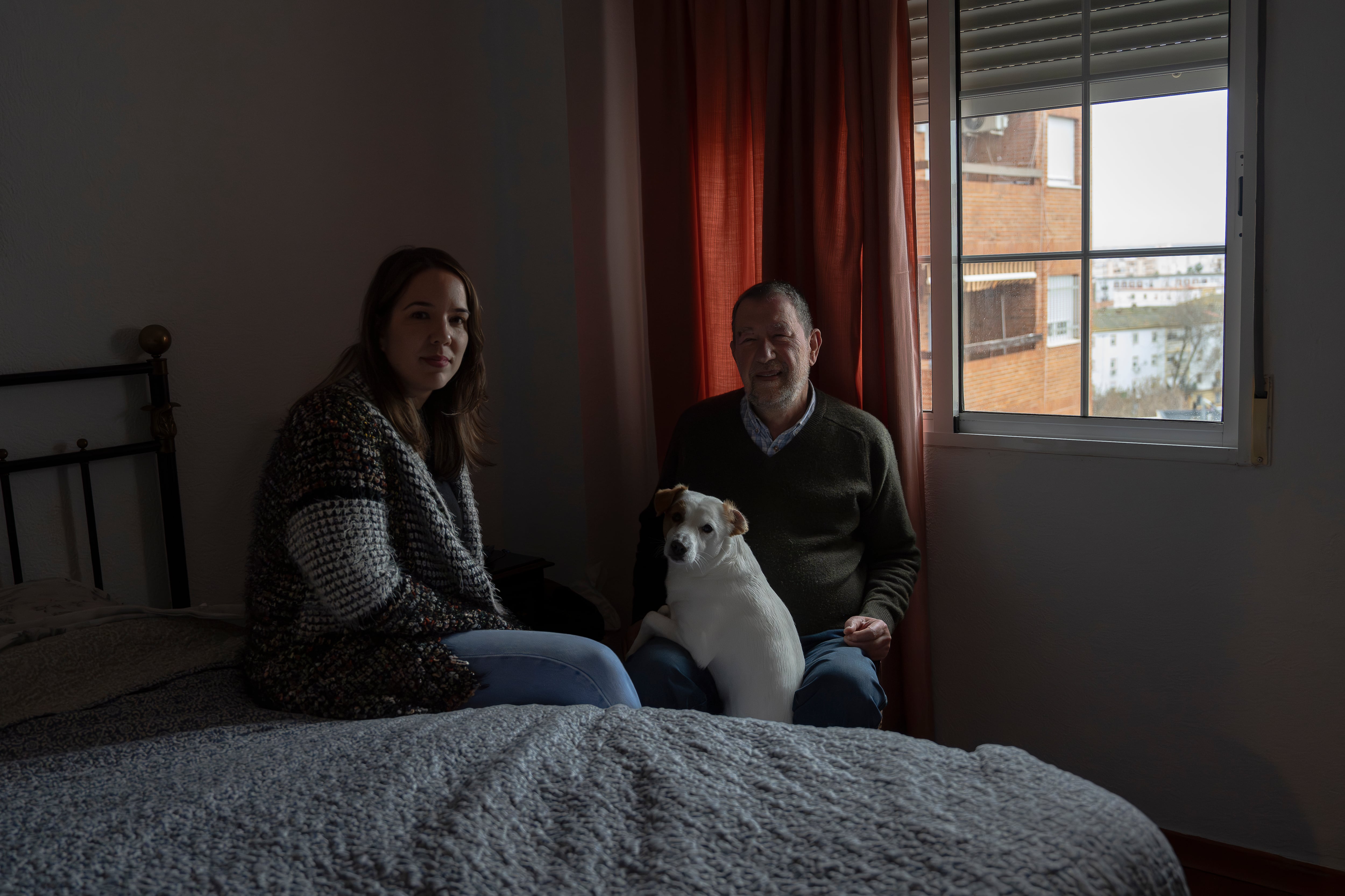 Lola, superviviente del accidente del Alvia, su padre Jose, y su perro Wilson, este jueves en Huelva.