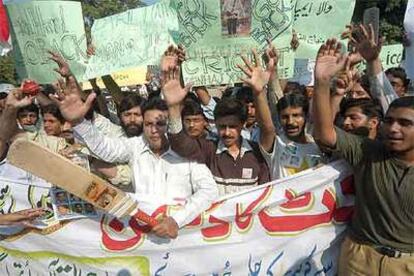 Aficionados paquistaníes al críquet protestan en Lahore por las acusaciones contra su selección.