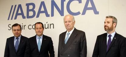 La c&uacute;pula directiva de Abanca, durante la presentaci&oacute;n anual de resultados de 2015. De izquierda a derecha, Francisco Botas, Juan Carlos Escotet Rodr&iacute;guez, Javier Etcheverr&iacute;a y Alberto de Francisco.