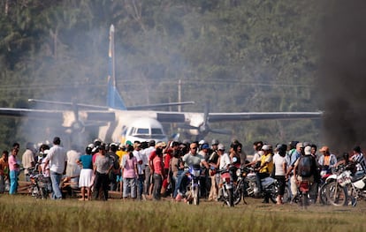 Bolivianos nativos de Isiboro bloquean la pista del aeropuerto para impedir que salga el avión que traslada a indígenas hacia su residencia en Rurrenbaque