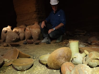 Un arqueólogo entra por primera vez en la cueva funeraria hallada en Palmajim, en Israel, el pasado miércoles.