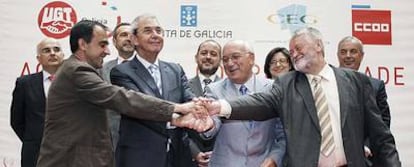 José Antonio Gómez (UGT), Emilio Pérez Touriño, Antonio Fontenla (CEG) y Xan María Castro (CC OO), en la firma del acuerdo ayer en Santiago.