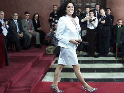 Isabel Pantoja, tras recoger en 2002 la Medalla de Andaluc&iacute;a.