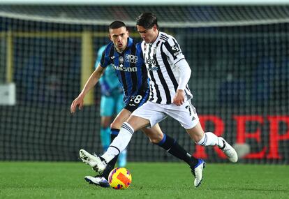 Vlahovic, ayer ante Demiral en el Atalanta-Juventus.