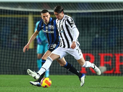 Vlahovic, ayer ante Demiral en el Atalanta-Juventus.