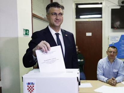 El primer ministro de Croacia, Andrej Plenkovic, deposita su voto para las elecciones europeas, el pasado domingo en Zagreb.