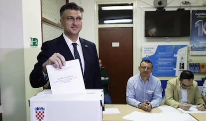 El primer ministro de Croacia, Andrej Plenkovic, deposita su voto para las elecciones europeas, el pasado domingo en Zagreb.