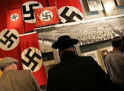 Seis millones de judíos perdieron la vida en los guetos y campos de concentración del régimen nazi entre 1939 y 1945 en una política destinada a poner fin al judaísmo europeo por medio de un plan macabro conocido como la "Solución final".