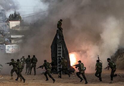 Combatientes de las Brigadas Al Mujahideen leales al movimiento Hamas participan en un ejercicio militar en el este de la Ciudad de Gaza. 