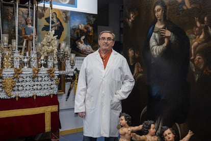 El restaurador Pedro Manzano, este martes en su taller de Sevilla.