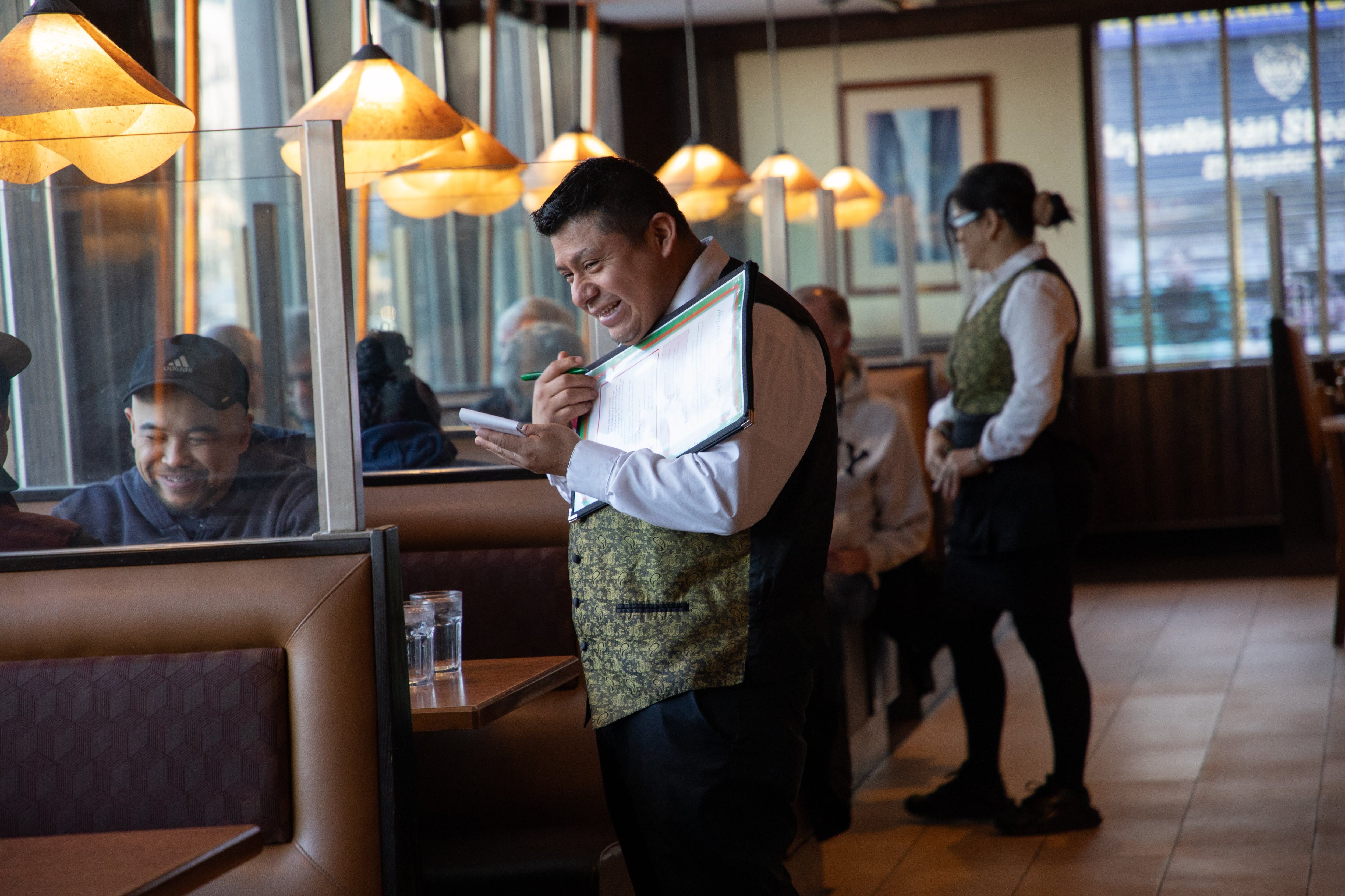 El mesero originario de Oaxaca, Miguel Hernández, atiende el Georgia Diner, en Queens, Nueva York, el 21 de enero.