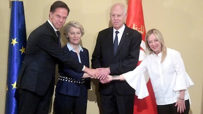 De izquierda a derecha, el primer ministro holandés, Mark Rutte, la presidenta de la Comisión Europea, Ursula von der Leyen, el presidente de Túnez, Kais Said, y la primera ministra italiana, Giorgia Meloni, tras la firma de uno de los acuerdos, el 16 de julio en Túnez.
