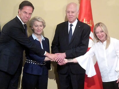 De izquierda a derecha, el primer ministro holandés, Mark Rutte, la presidenta de la Comisión Europea, Ursula von der Leyen, el presidente de Túnez, Kais Said, y la primera ministra italiana, Giorgia Meloni, tras la firma de uno de los acuerdos, el 16 de julio en Túnez.