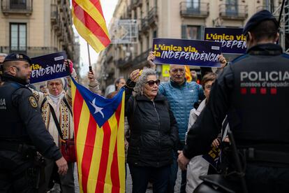 Dos agentes de los Mossos d'Esquadra durante una protesta de la ANC en las inmediaciones del Palau de la Generalitat, durante una reunión entre el presidente del Gobierno y el president de la Generalitat, en diciembre de 2023.